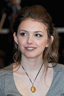 How tall is Hannah Murray?